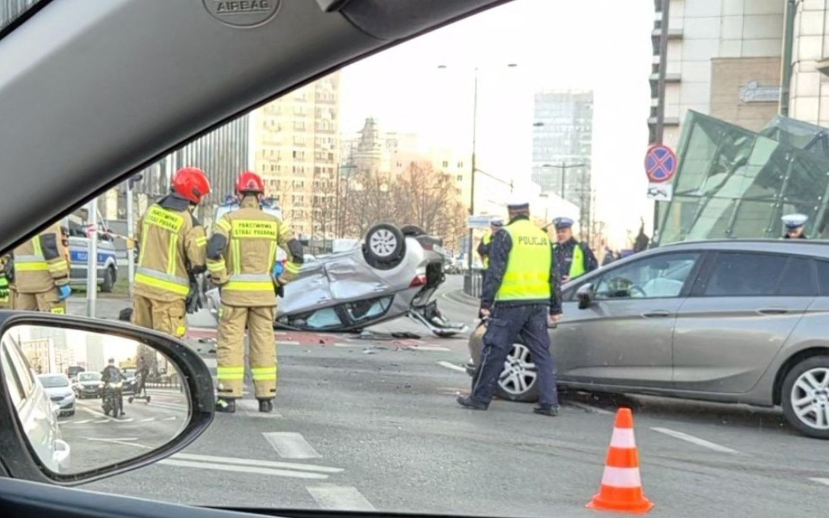 Dramat w samym centrum Warszawy. Komunikacja sparaliżowana, pilna akcja służb