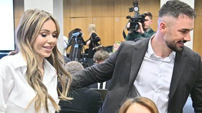 Najprzystojniejszy poseł w objęciach Dody. Ich miny mówią wszystko