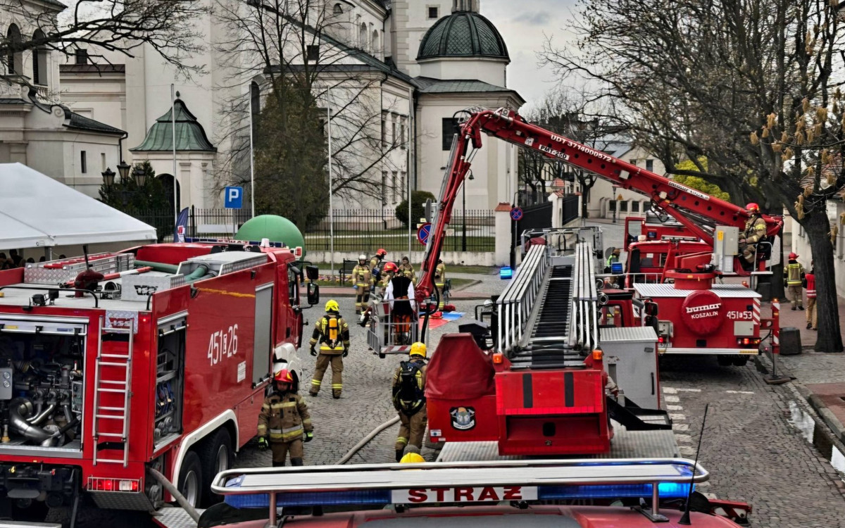 Katastrofa budowlana w Łowiczu. Zawaliła się kamienica, w akcji strażacy z psami, dronami i specjalistycznym sprzętem