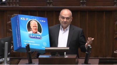 Kuriozalne sceny w Sejmie. Nie do wiary, co poseł wniósł na mównicę