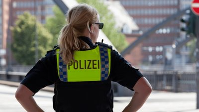 Napad na bank, nad miastem krążą helikoptery. Przestępcy zabarykadowali się z zakładnikami