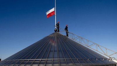 Żałoba w Warszawie, flaga na Sejmie opuszczona do połowy masztu. Wiemy, co się stało