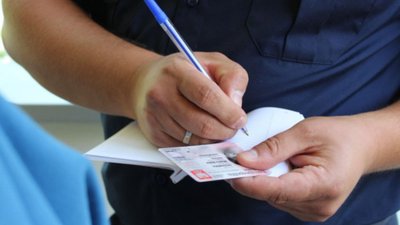 Czy policja może legitymować bez powodu? Prawo mówi jasno, trzeba wiedzieć