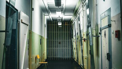 Skandal w zakładzie karnym. Osadzony wydawał posiłki, mógł zarazić dziesiątki osób
