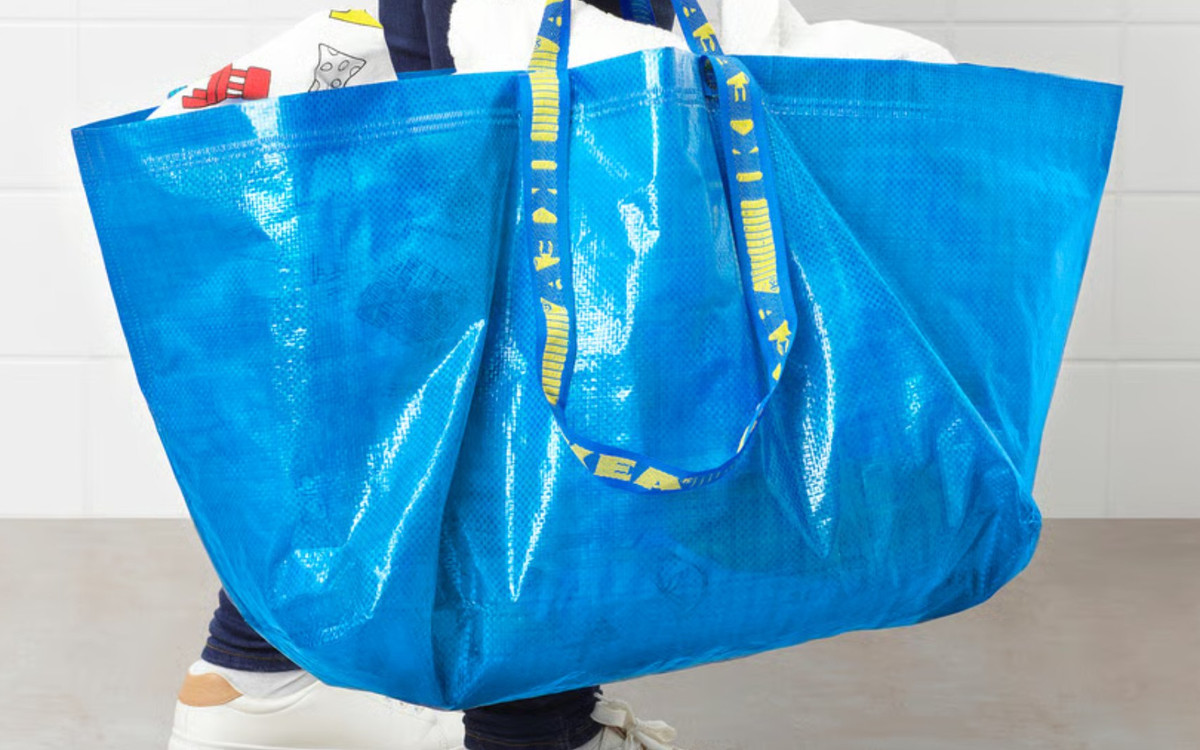 Ikea wycofuje kultowe niebieskie torby. Klienci zaniepokojeni