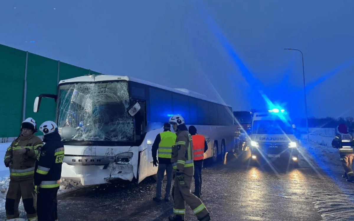 Groźne zderzenie autokarów na Mazowszu. 15 osób rannych, trwa akcja służb