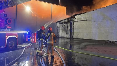 Potężny pożar pod Warszawą. W akcji aż 250 strażaków, jeden został ranny