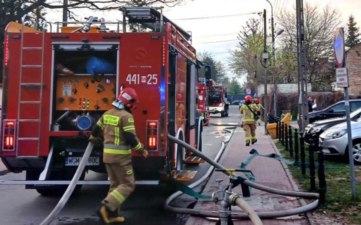 Chmura dymu i wybuchy pod Warszawą. Ewakuowano dziesiątki osób