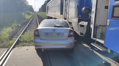 42-latka z dwójką dzieci wjechała pod pociąg. Wstrząsające nagranie niesie się po Polsce
