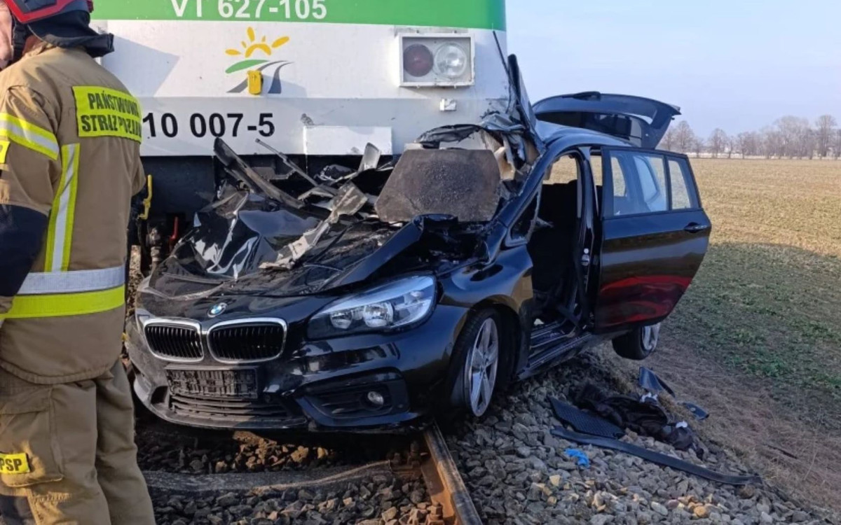 Nie żyje kobieta. Kierowca BMW wjechał prosto pod rozpędzony szynobus