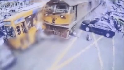 Tajlandia. Pociąg z wielką siłą uderzył w autobus miejski. Nie żyje co najmniej 8 osób, jest wielu rannych