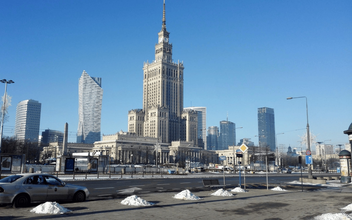 Odwołane loty, opóźnienia komunikacji miejskiej. Marznący deszcz sparaliżował Warszawę