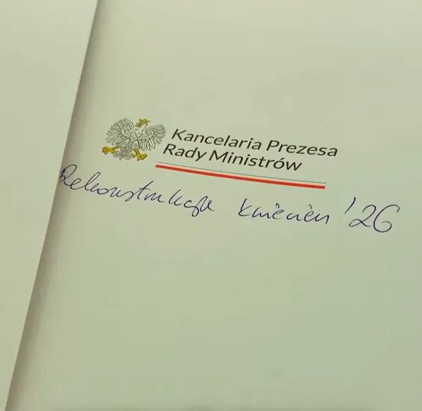 Dokument z intrygującą adnotacją. Fot. X/Donald Tusk
