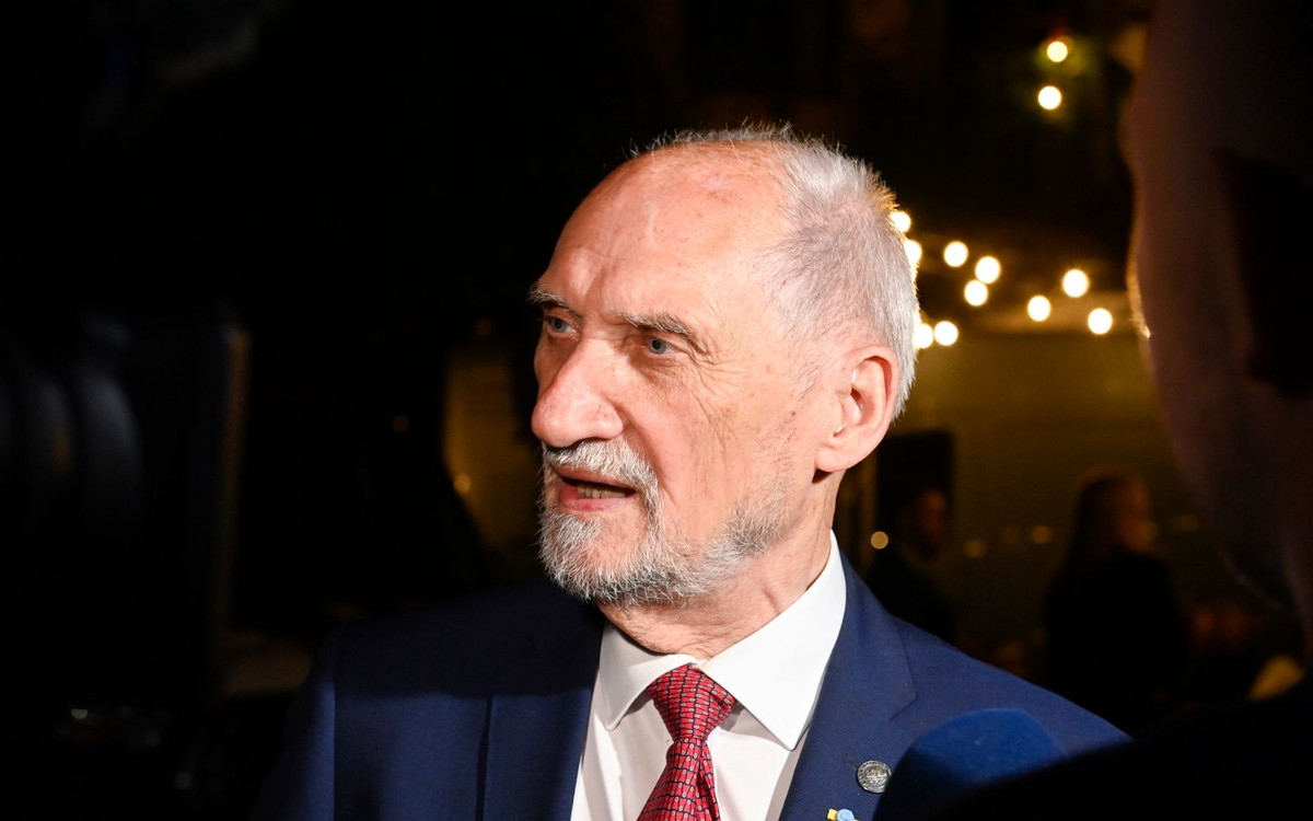 Rękoczyny na miesięcznicy smoleńskiej. Niebywałe, co zrobili Macierewicz i Suski, policja w akcji