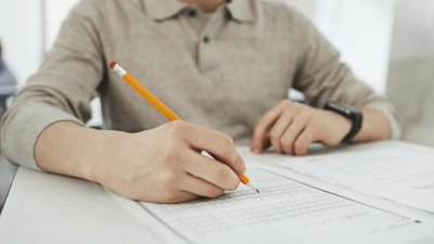Skandal na maturze 2026. Telefony na sali i pierwsze unieważnione egzaminy