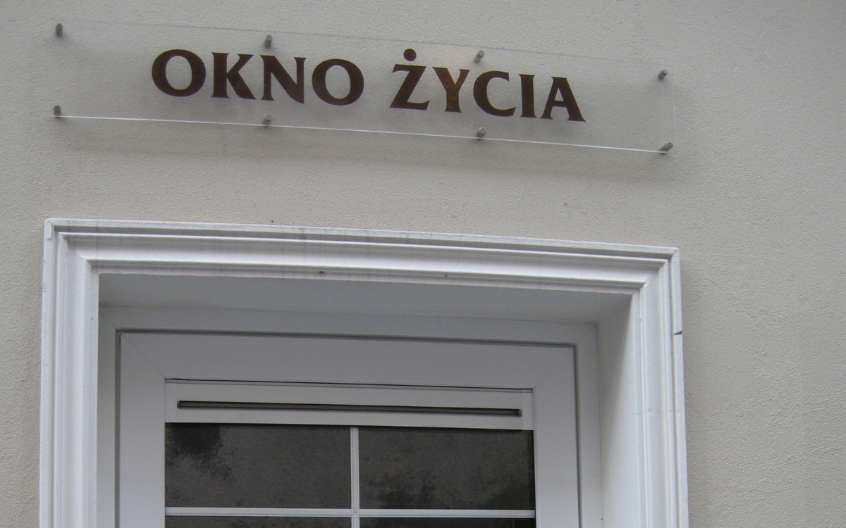 1,5-roczne dziecko w oknie życia. Obok leżała karteczka z jednym słowem