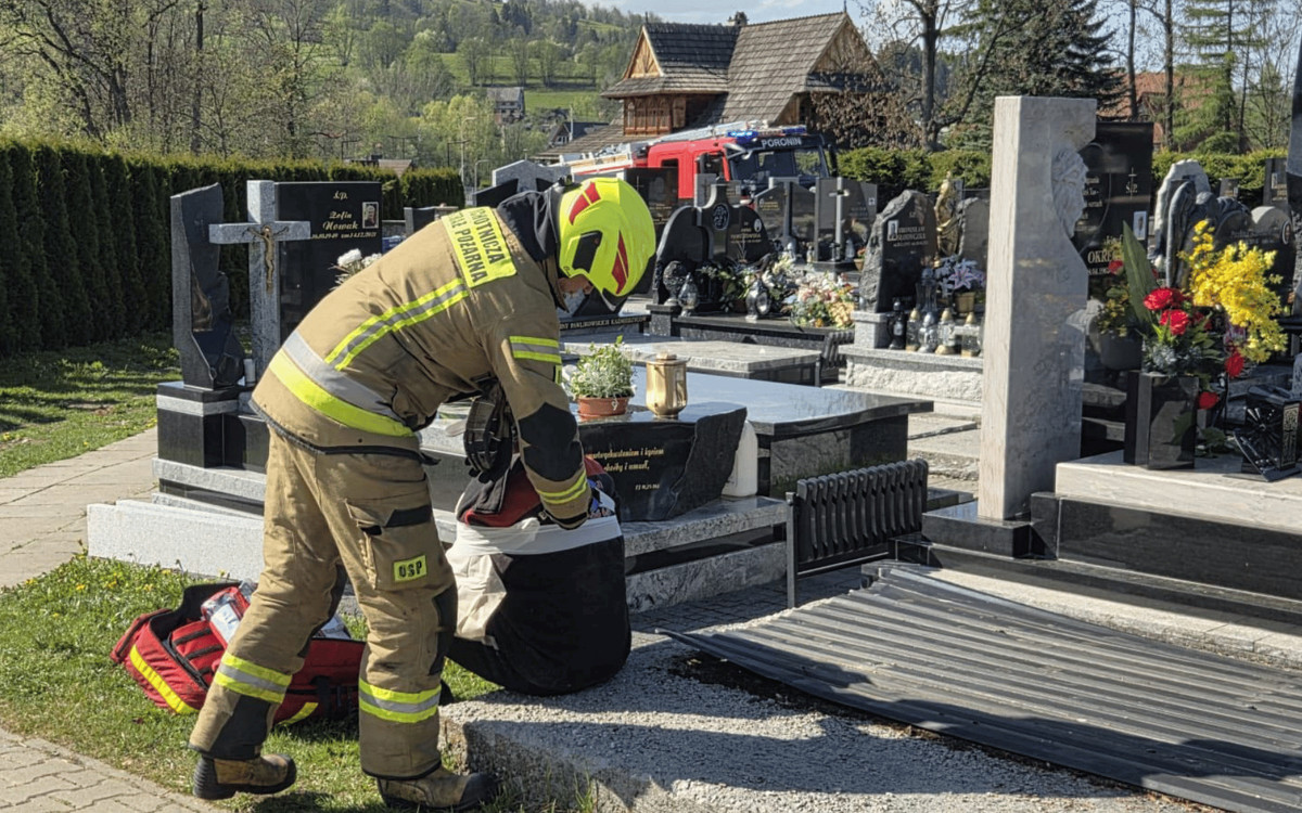 Dramat na cmentarzu, mężczyzna nagle wpadł do grobowca. Wszystkie służby w akcji