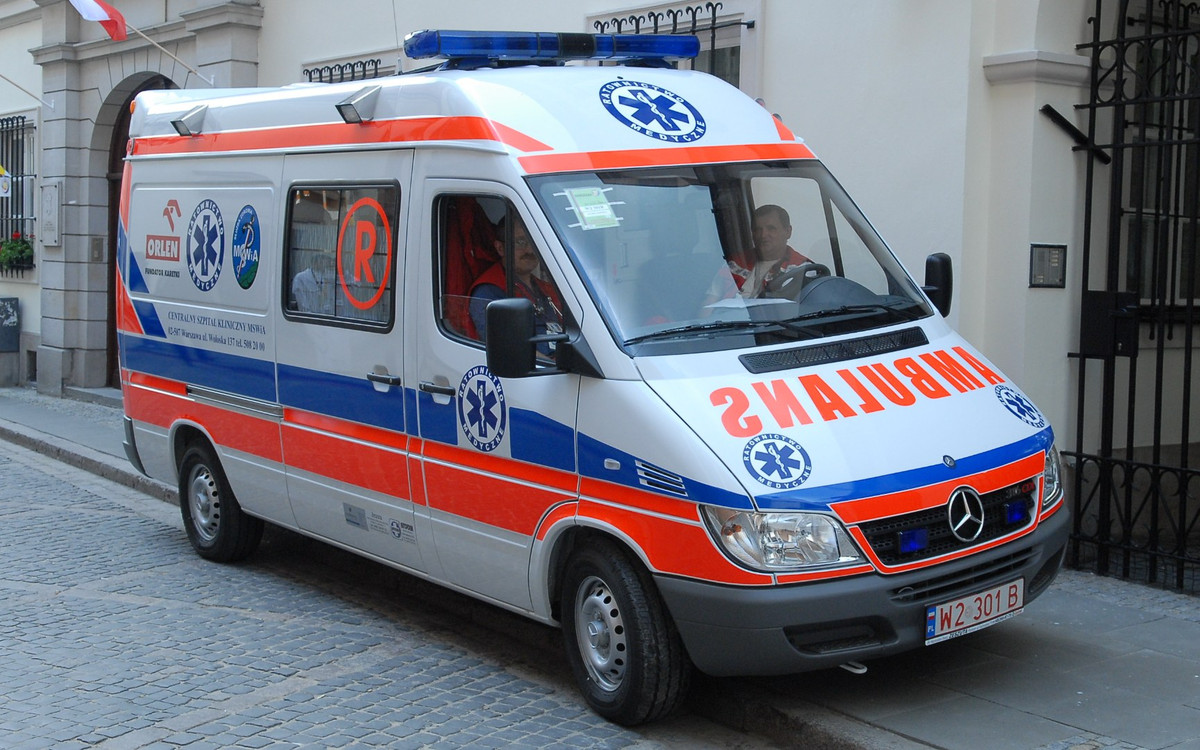 Dramat w Warszawie. Karetka przygniotła 40-latka, teraz walczy o życie