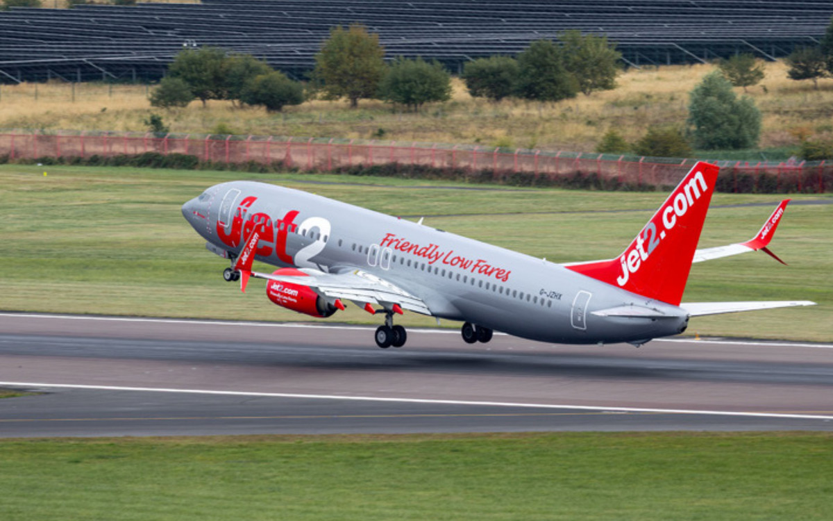 Pilot samolotu miał zawał w trakcie lotu. Stewardessy błagały o pomoc