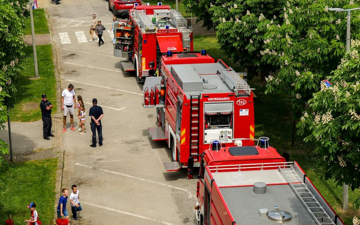 Kłęby czarnego dymu widoczne z wielu kilometrów. W akcji kilkanaście zastępów straży pożarnej