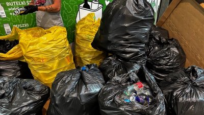 Rekord systemu kaucyjnego. Przyniósł 4683 butelki i puszki, zarobił małą fortunę
