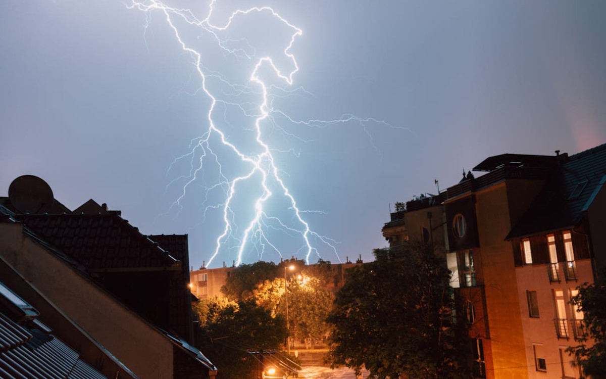 Burze z gradem uderzą w Polskę. IMGW bije na alarm, zostało niewiele czasu