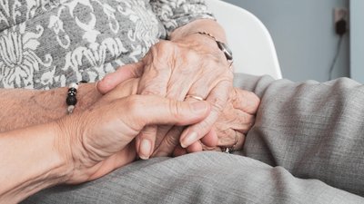 Zniżki dla seniorów, w tym darmowe leki. Wystarczy mieć te dokumenty