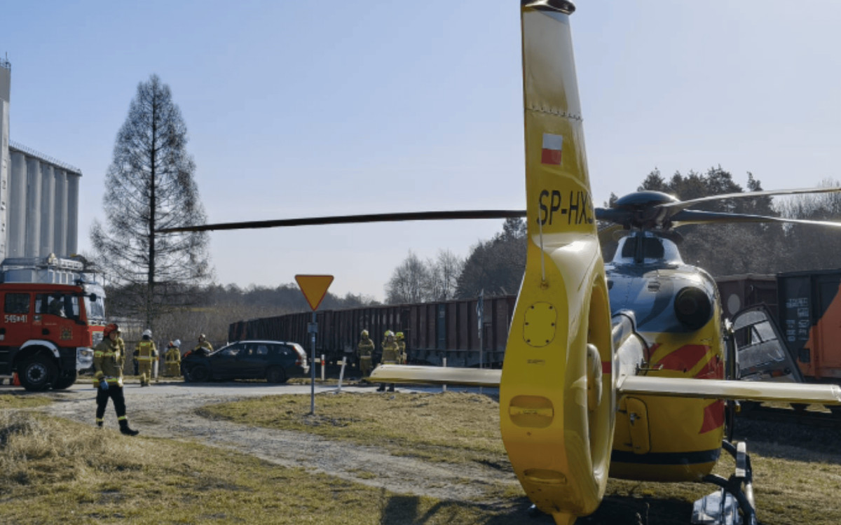 Auto z pięcioma osobami zderzyło się z pociągiem. Lądowały dwa śmigłowce LPR, pilna akcja ratunkowa