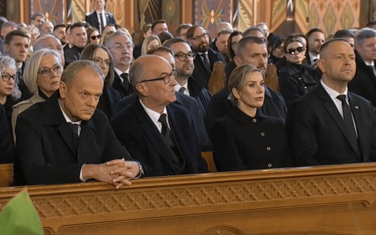 Aż trudno uwierzyć, ze zasiedli w jednej ławie. Niespodziewany widok na pogrzebie Litewki