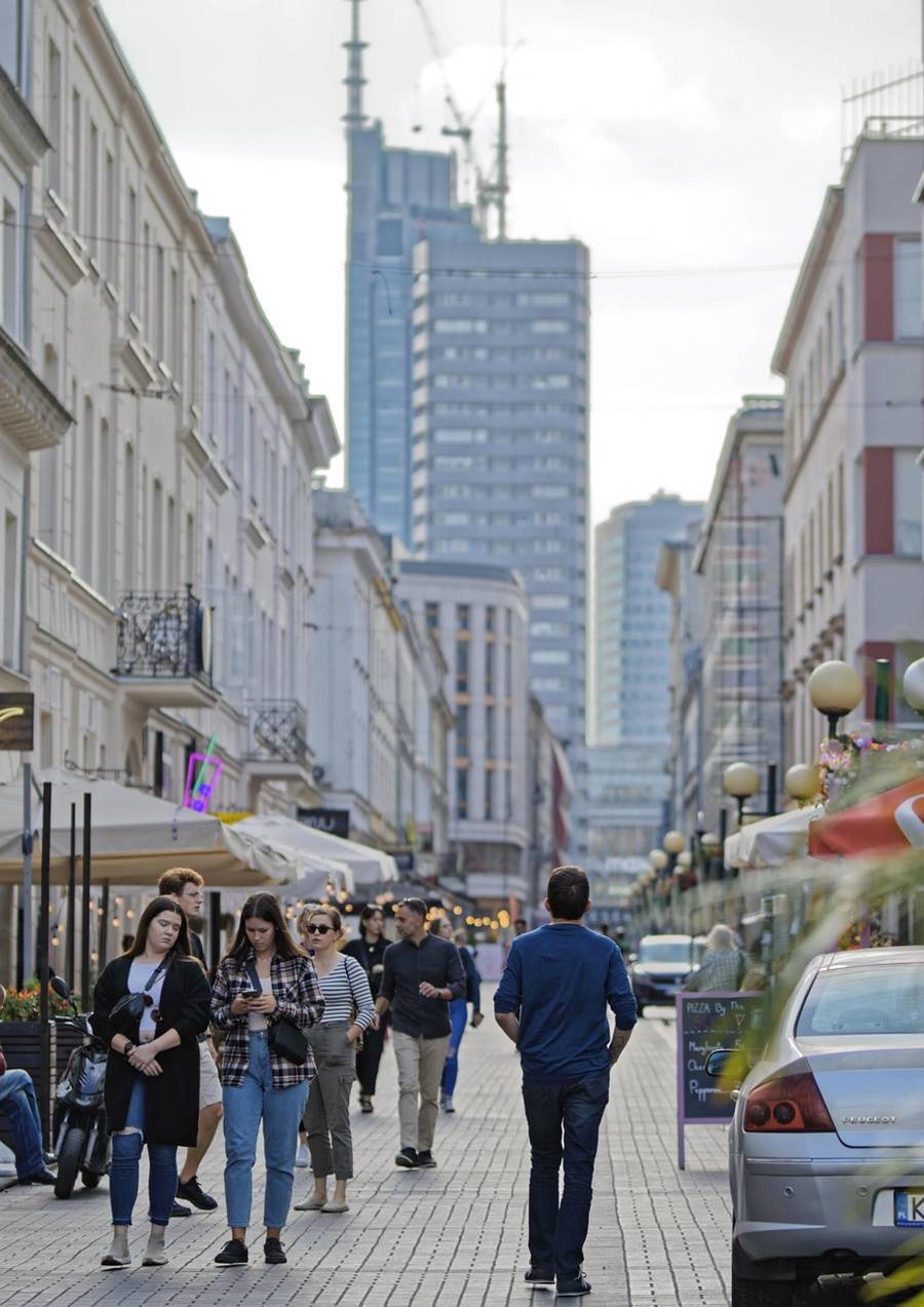 Spacerujący ludzie fot. Silviu on the street z Pixabay