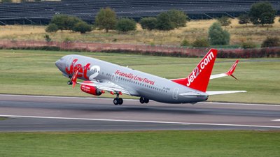 Pilot samolotu miał zawał w trakcie lotu. Stewardessy błagały o pomoc