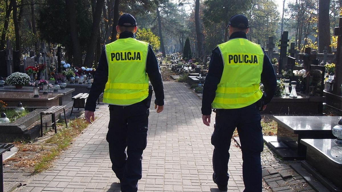 policja na cmentarzu fot. KPP w Otwocku (zdj. ilustracyjne)