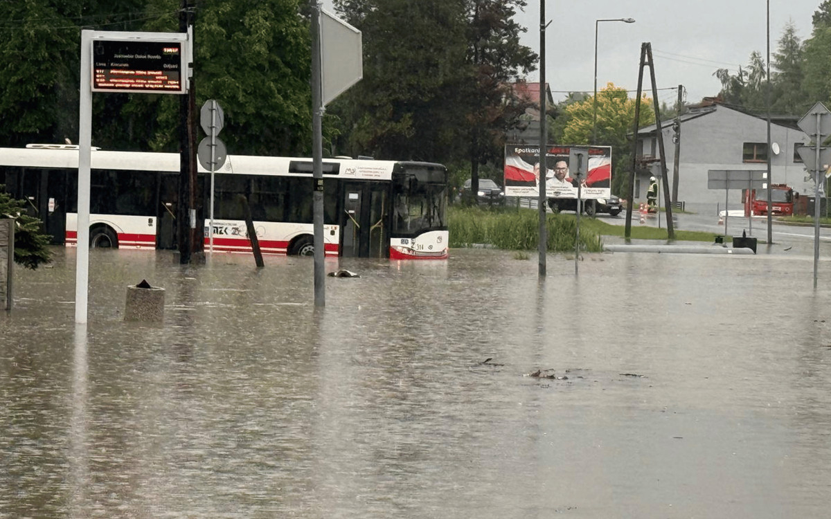 Zalane ulice i lokalne podtopienia. Wydano pilne alerty IMGW i RCB, służby biją na alarm