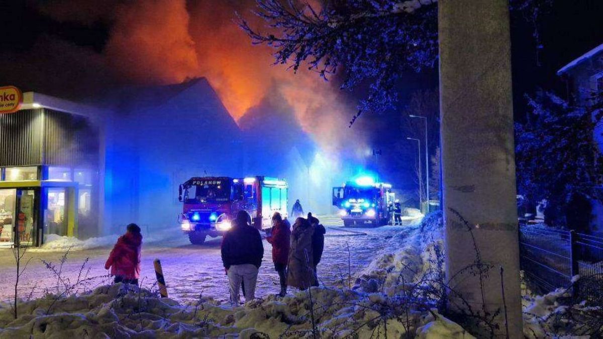 Pożar, Biedronka, Polanów. Fot. Facebook/Strazacki.pl - Portal Strażaków.