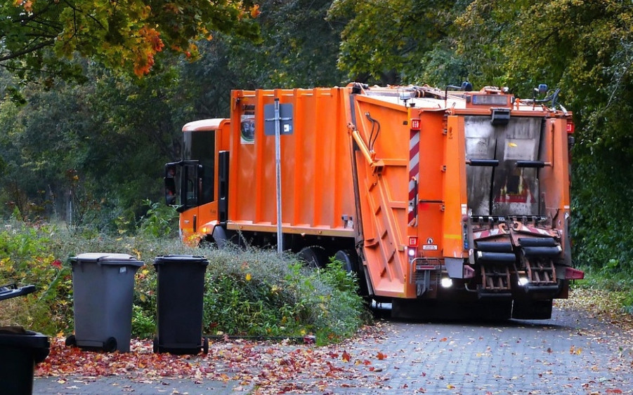 Aż trudno uwierzyć, ile zarabiają kierowcy śmieciarek. Polacy się zdziwią
