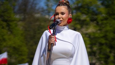 Doda zaśpiewała hymn na krakowskich Błoniach i się zaczęło. Niezwykłe sceny, fani nie wytrzymali