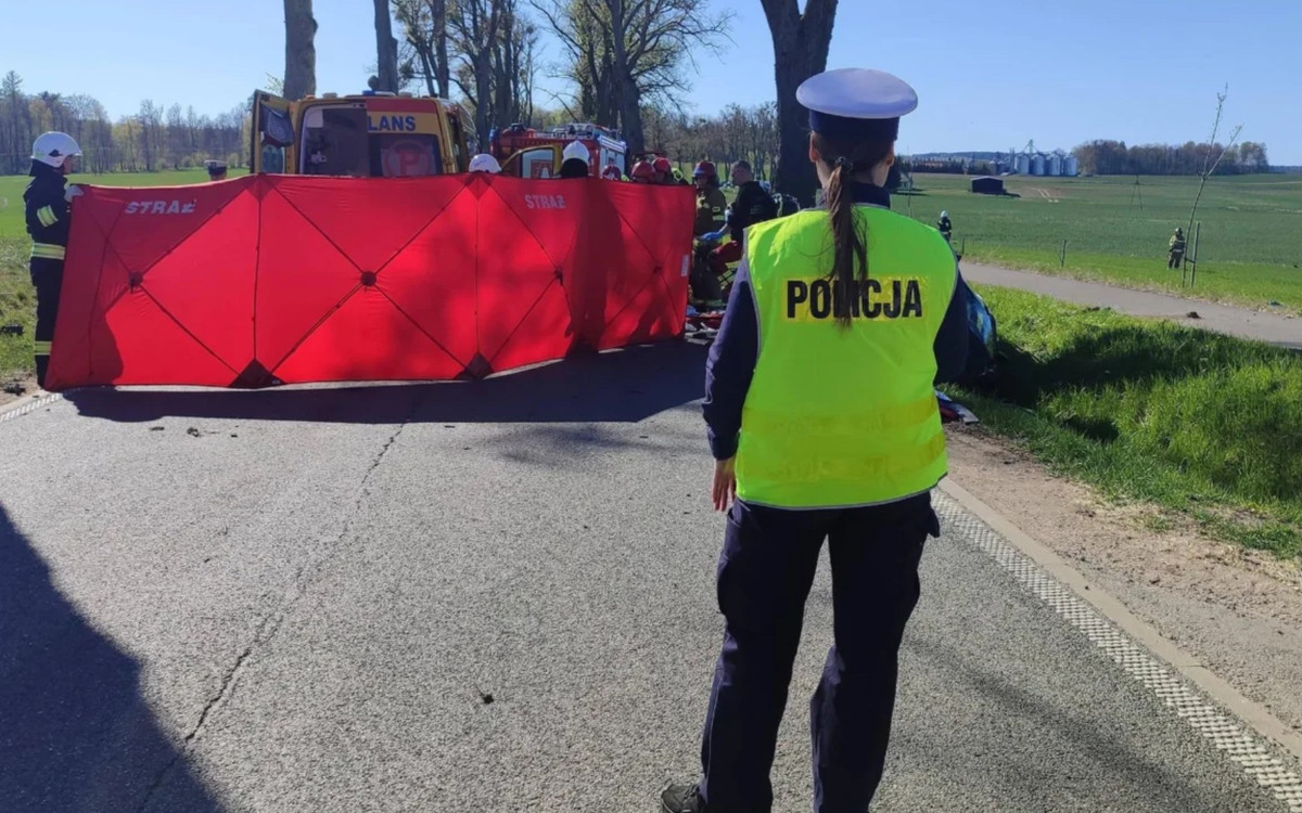 Tragiczny finał niedzieli. BMW roztrzaskało się o drzewo, nie żyje 16-latek, 2 osoby ranne