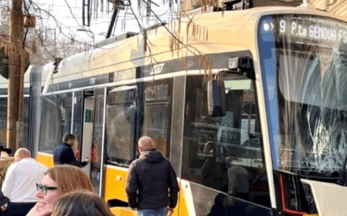 Tramwaj wypadł z torów i wbił się w budynek. Nie żyją dwie osoby, wielu rannych