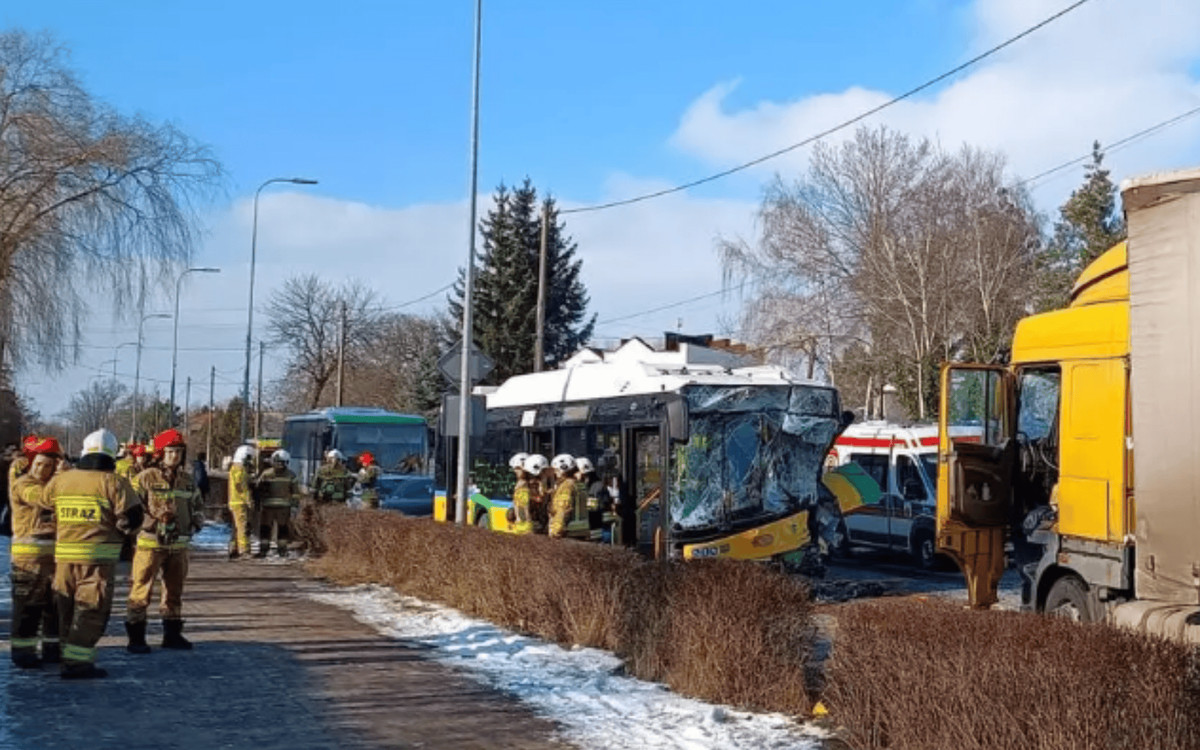 Karambol w polskim mieście. Zderzyło się pięć pojazdów, trwa akcja służb