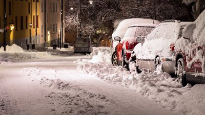 Nigdy nie odśnieżaj tak samochodu. Grozi za to nawet 300 zł mandatu