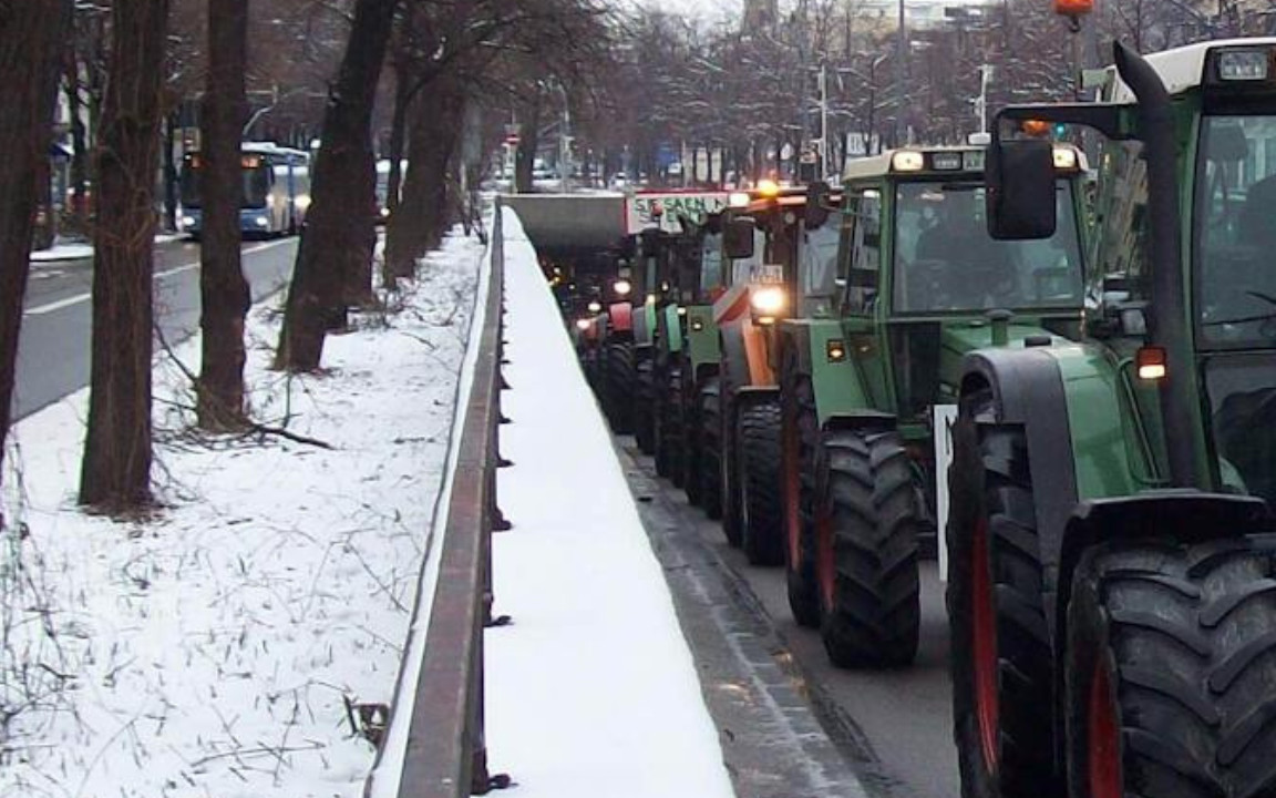 Zamknięte ulice, zmiany w komunikacji. Paraliż Warszawy przez protest rolników