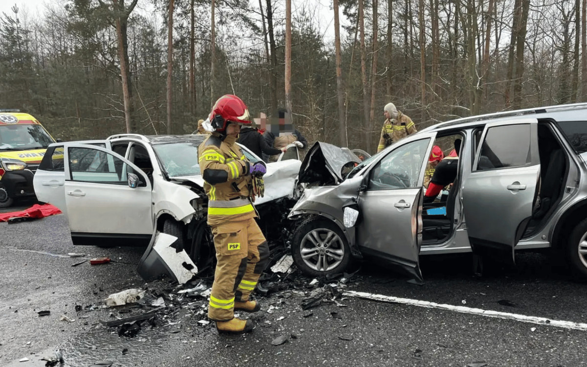 Nie żyją 3 osoby, czwarta jest w szpitalu. Tragedia na prostej drodze