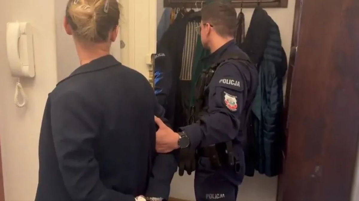 policja w mieszkaniu Sakiewicza fot. TV Republika