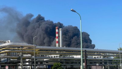 Ogromna eksplozja w zakładzie MOL, są zabici i ranni. Dym widać z kilometrów, pilna akcja służb