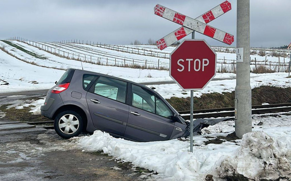 Samochód wjechał wprost pod pociąg. Ewakuowano pasażerów, policja apeluje