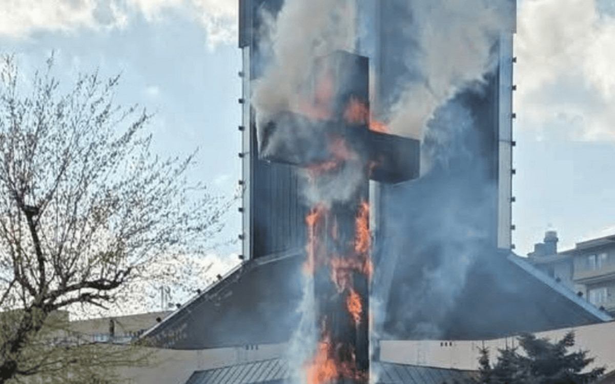 Dramat w Wielki Piątek. Ogromny pożar krzyża papieskiego w Warszawie, pilna akcja służb