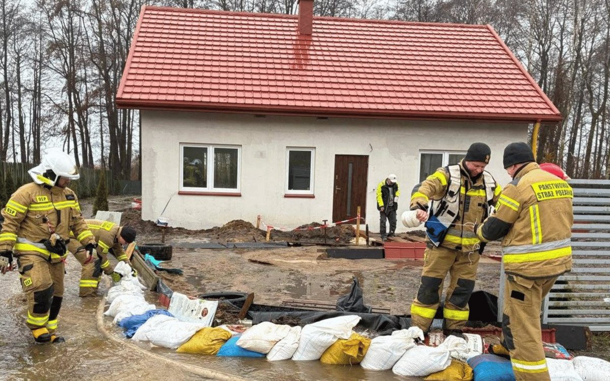 Roztopy paraliżują Polskę, woda zalewa posesje i drogi. Setki interwencji straży pożarnej