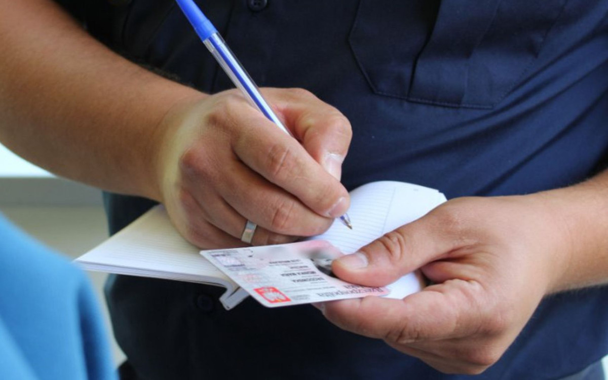 Czy policja może legitymować bez powodu? Prawo mówi jasno, trzeba wiedzieć