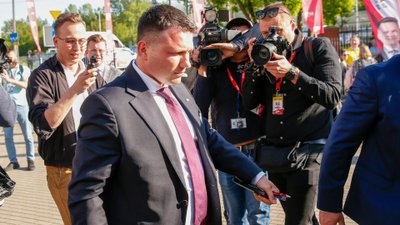 Sławomir Mentzen zatrzymany na lotnisku. Służby w akcji, wiemy co się stało