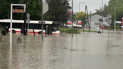 Zalane ulice i lokalne podtopienia. Wydano pilne alerty IMGW i RCB, służby biją na alarm